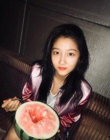 娱乐吃瓜关晓彤,娱乐圈的“吃瓜”女王，揭秘她的星途历程